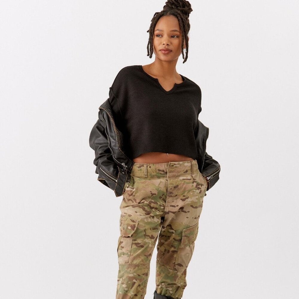 Cropped V-Notch Long Sleeve Top — Black - Picture 4 of 5